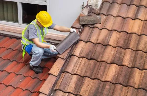 Signs You Need a Dallas Roofing Contractor for Repairs